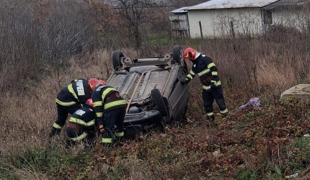 FOTO. Copil de un an, proiectat prin parbriz. Mașină răsturnată după ce a lovit un cap de pod 