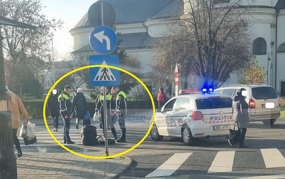 FOTO. Femeie căzută pe trecerea de pietoni în centrul municipiului Satu Mare, lângă Casa de Modă 
