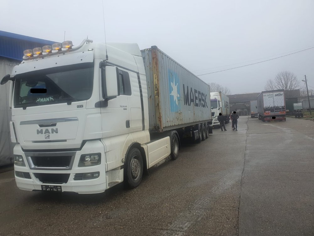 FOTO. Șoferi de TIR opriți pe centura Satu Mare. Lăsați fără numere, plus amenzi uriașe