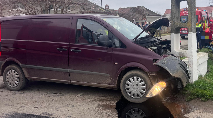 autoturism masina in stalp microbuz stalp.jpg