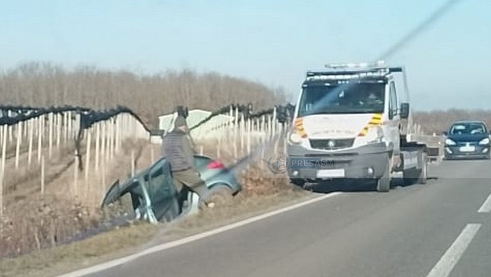 FOTO. Accident în județul Satu Mare. Un șofer a ajuns cu mașina în șanț