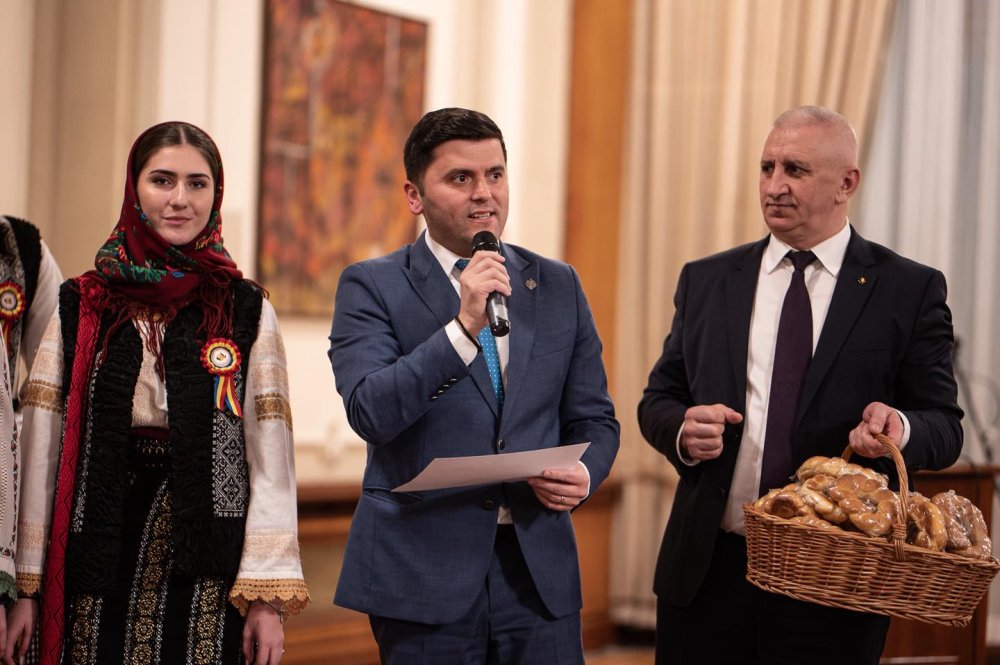 adrian cozma colindatori (1).jpg