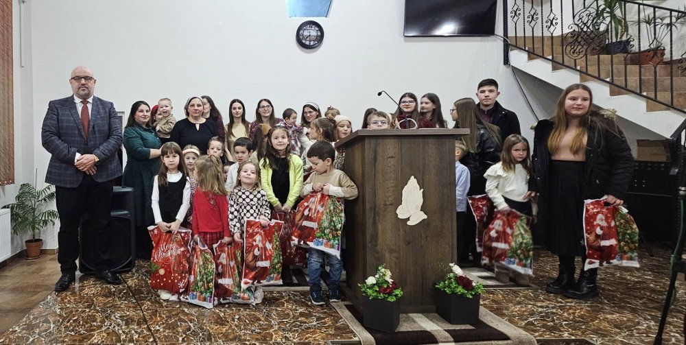 FOTO. Un primar din județul Satu Mare, Moș Crăciun pentru zeci de copii