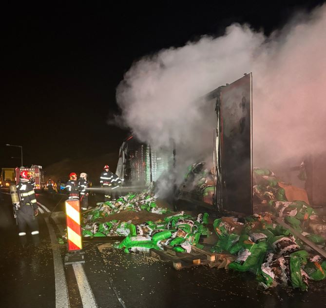 FOTO/VIDEO. TIR înmatriculat în Satu Mare, în flăcări pe autostradă. Au intervenit pompierii