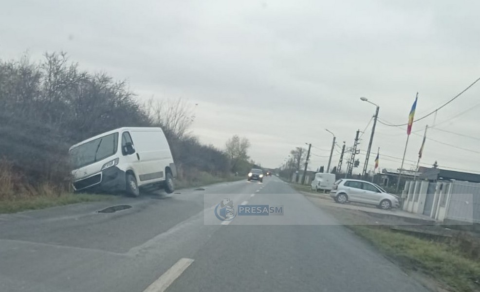FOTO. Accident misterios în municipiul Satu Mare. Autoutilitară ”parcată” în șanț