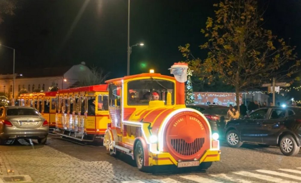 FOTO. Trenulețul Moșului, reclamat la Poliție la Târgul de Crăciun din Carei. Suveranism la extrem!