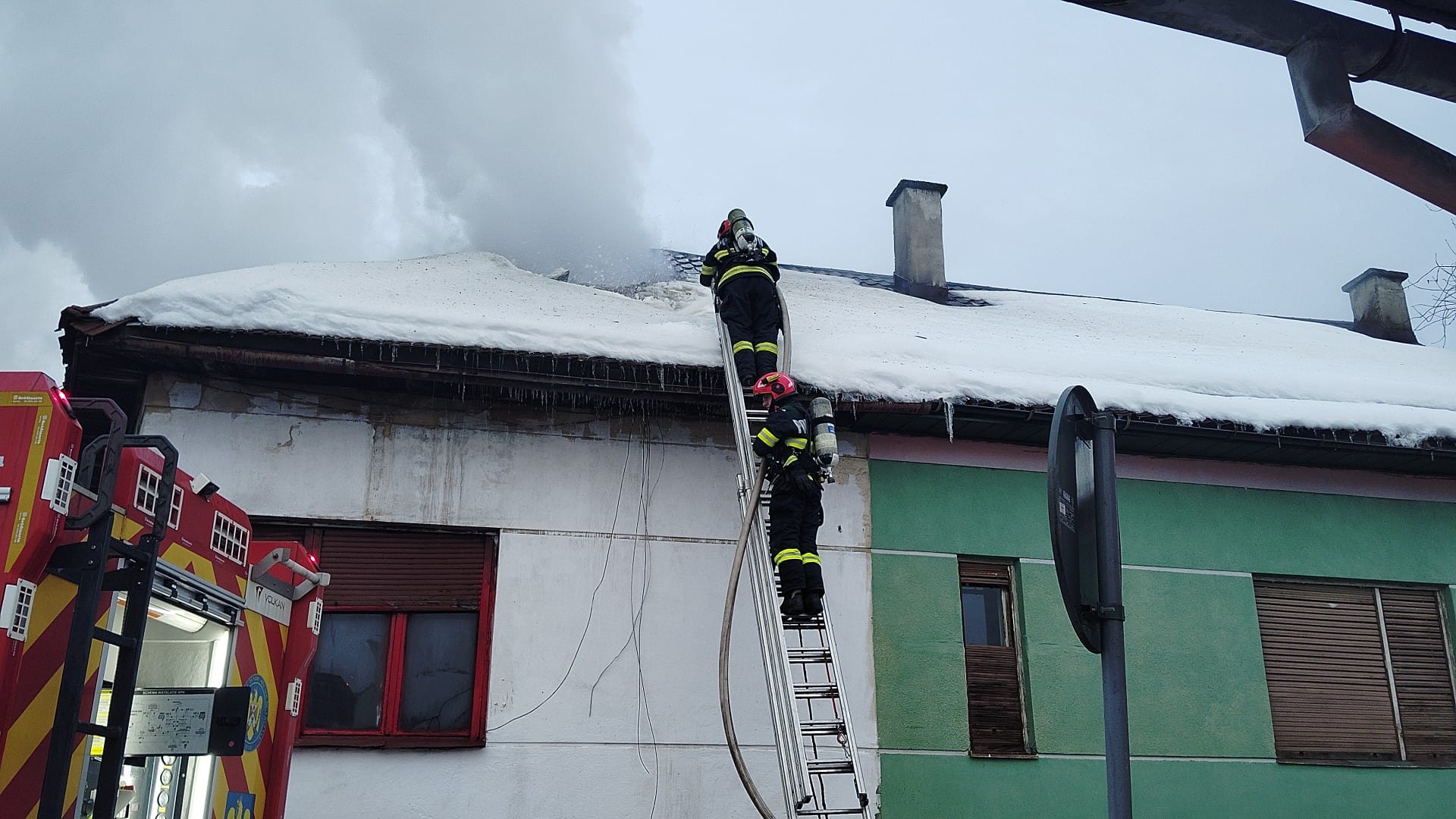 incendiu casa pompieri iarna.jpg