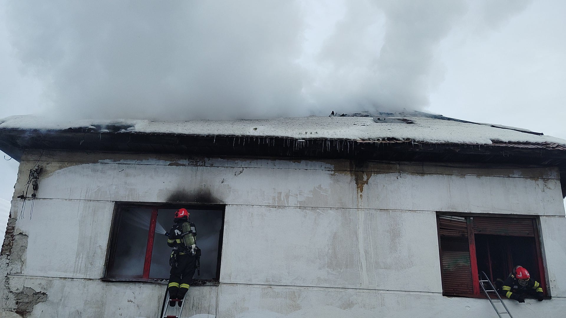 incendiu casa pompieri iarna 1.jpg