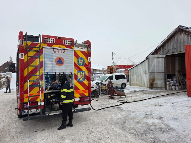 FOTO/VIDEO. Incendiu la un complex comercial din Satu Mare. Intervin pompierii cu trei autospeciale