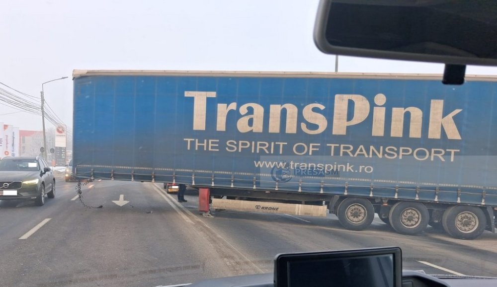 FOTO/VIDEO. Incident pe Drumul Careiului. Un TIR a blocat un sens de circulație
