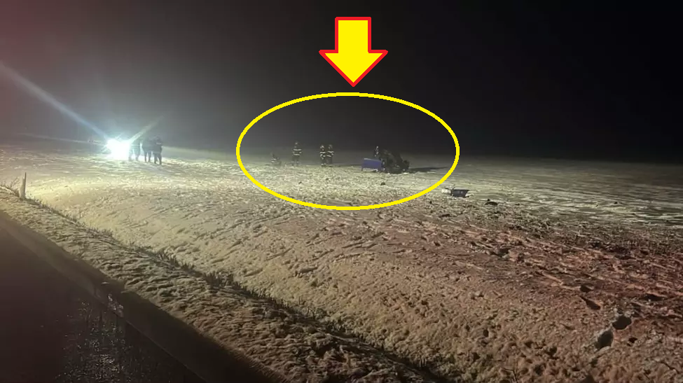 FOTO/VIDEO. Tată și fiu au murit după ce mașina s-a răsturnat în afara drumului. Mașina, condusă de tânăr