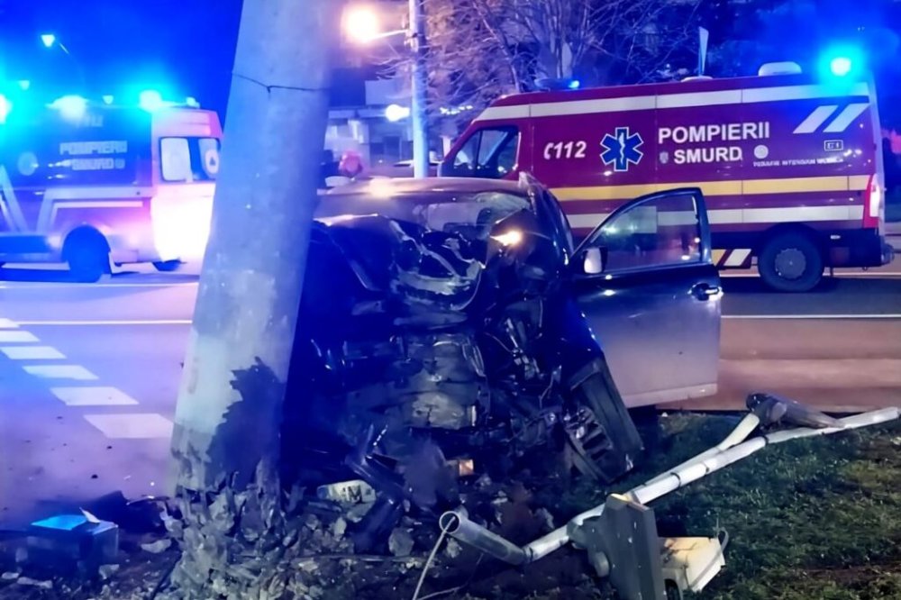 FOTO. Accident teribil! Șofer rămas încarcerat, după ce a spulberat cu mașina un stâlp, în județul vecin