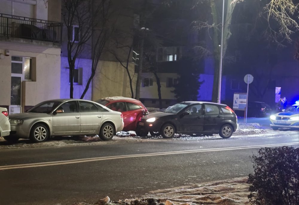 FOTO. Accident în lanț în Micro 17. Mai multe mașini au fost avariate