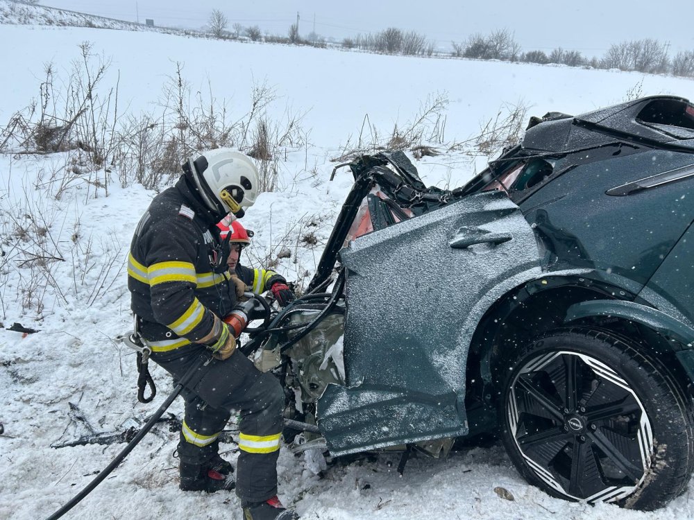 FOTO. Accident înfiorător în vestul țării. Moarte cumplită pentru șoferul unei mașini