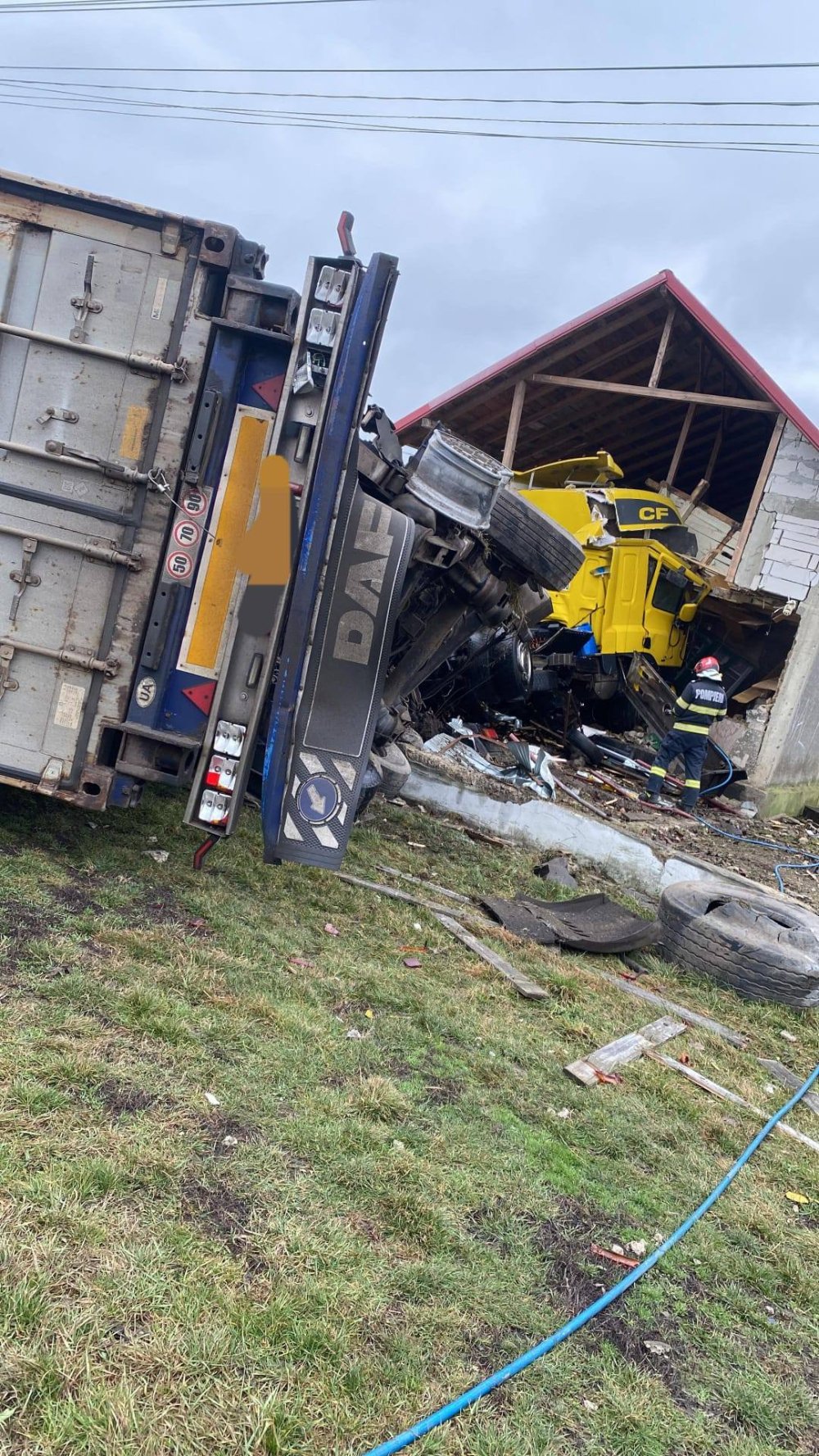 accident tir in casa (1).jpg
