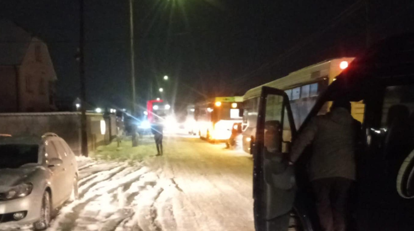 FOTO. TIR derapat în municipiul Satu Mare, autobuze blocate. Întârzieri pe mai multe linii