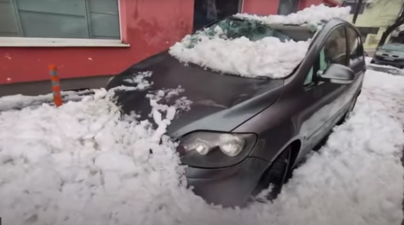VIDEO. Surpriză neplăcută pentru șoferii unui mare oraș din țară. Mașini distruse de zăpada căzută de pe blocuri