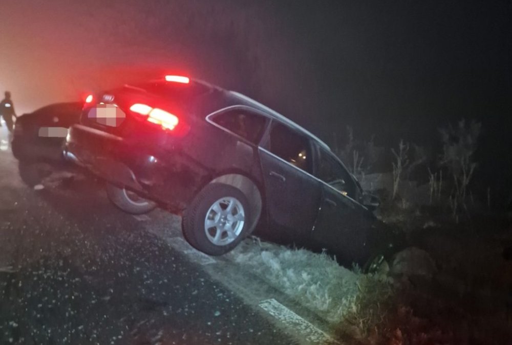 masini in sant noaptea iarna.jpg