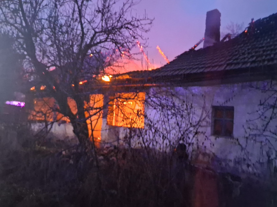 pompieri incendiu casa (10).jpeg