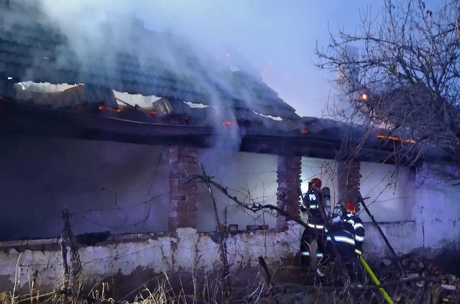 pompieri incendiu casa (2).jpeg