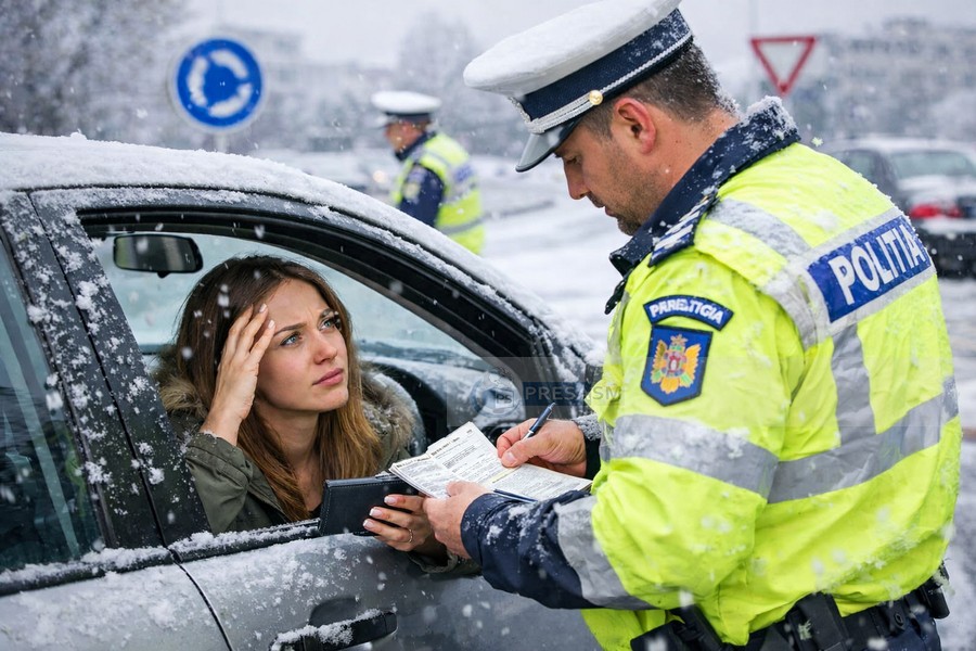 Șoferiță (21) prinsă fără permis după ce nu a dat prioritate în sensul giratoriu