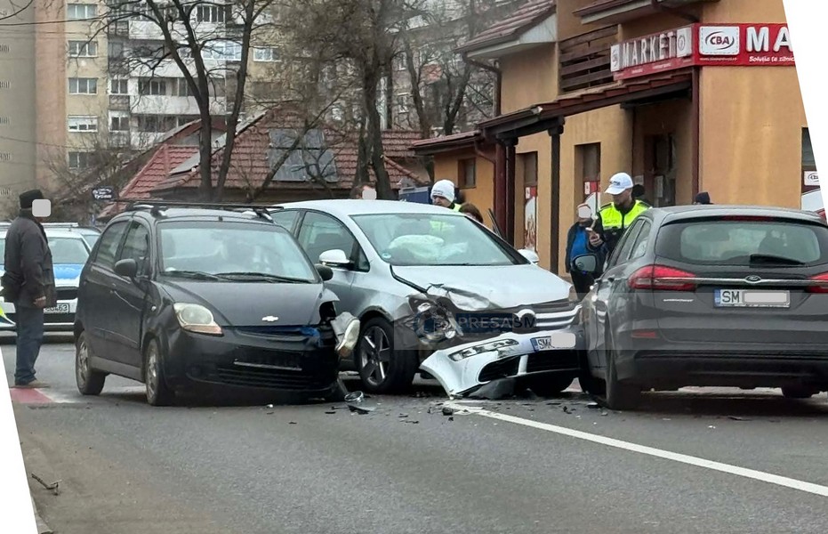 FOTO. Accident în lanț, în municipiul Satu Mare. Trei mașini implicate