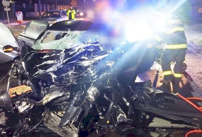 FOTO. Accident cumplit în țară. Doi morți și un copil copil resuscitat după un impact violent între o mașină și un TIR