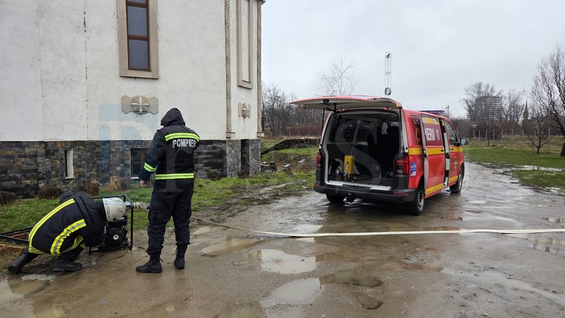 interventie pompieri biserica constantin si elena3.jpg