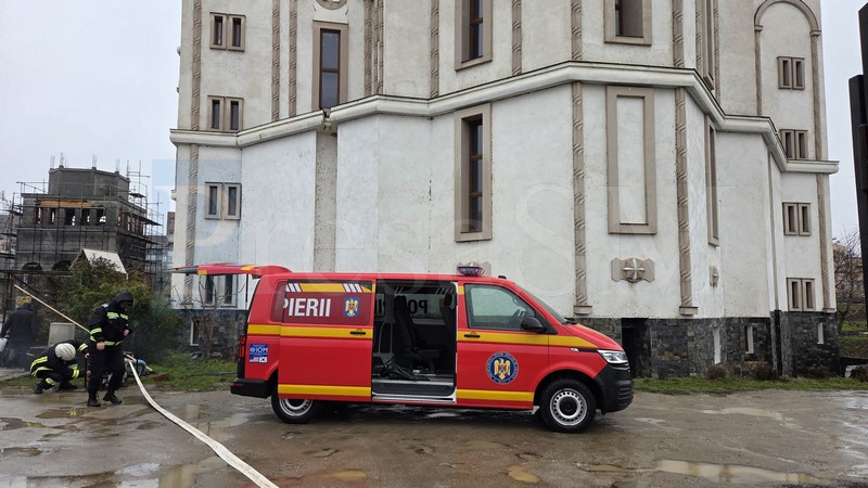 interventie pompieri biserica constantin si elena4.jpg