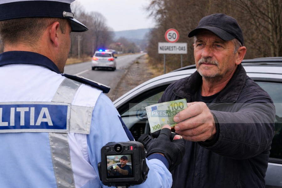 MITĂ pentru a scăpa de amendă pe DN 19. Un sătmărean a încercat să „rezolve” cu polițistul rutier