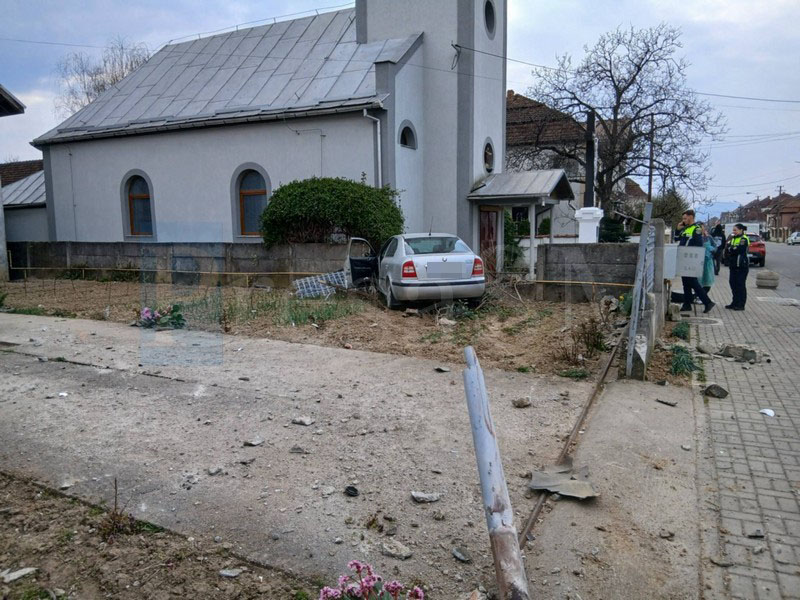 accident negresti oas masina gard biserica.jpg