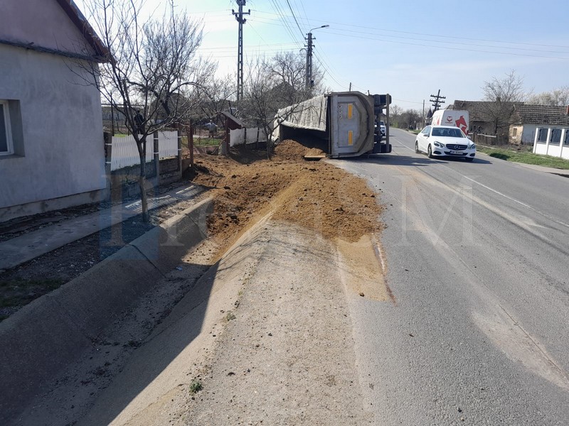 camion răsturnat Cig5.jpg