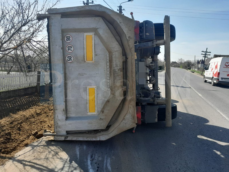 camion răsturnat Cig10.jpg