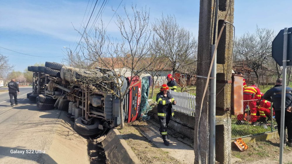 accident camion răsturnat gard satu mare.jpg