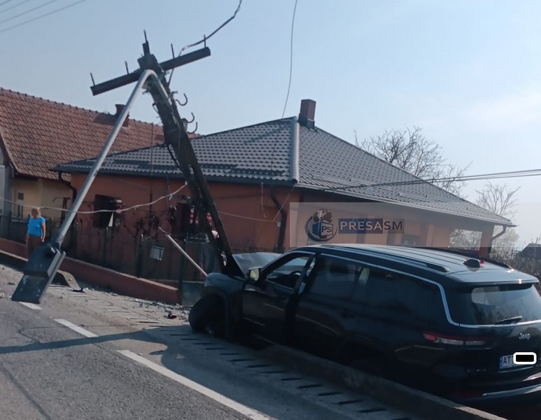 accident dn19 doba masina in stalp (1).jpg