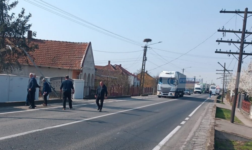 accident dn19 doba masina in stalp (4).jpg