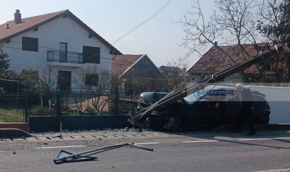 accident masina in stalp dn19.jpg