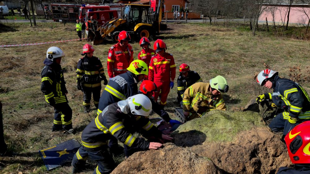 alunecare teren exercițiu pompieri satu mare2.jpg