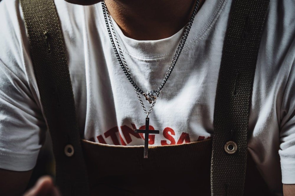 Accesorii masculine: lanțurile și alte bijuterii esențiale pentru un stil desăvârșit