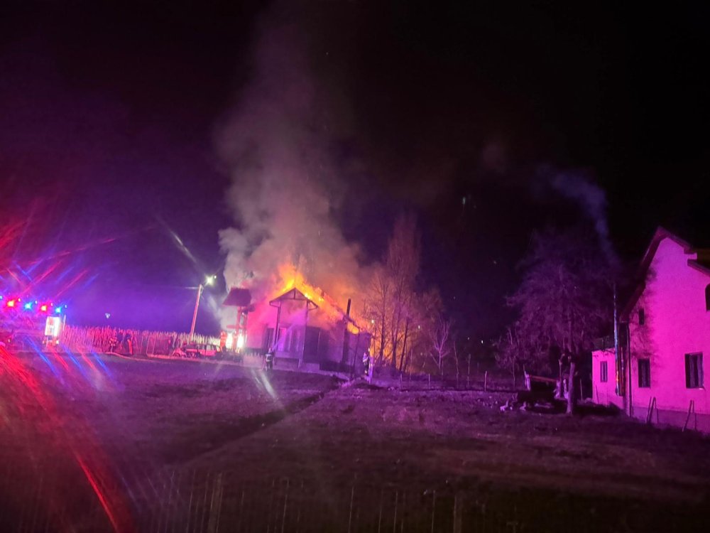 incendiu casa noaptea pompieri (2).jpg