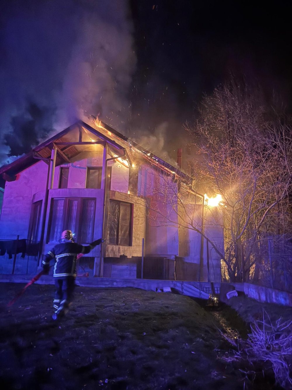 incendiu casa noaptea pompieri (3).jpg