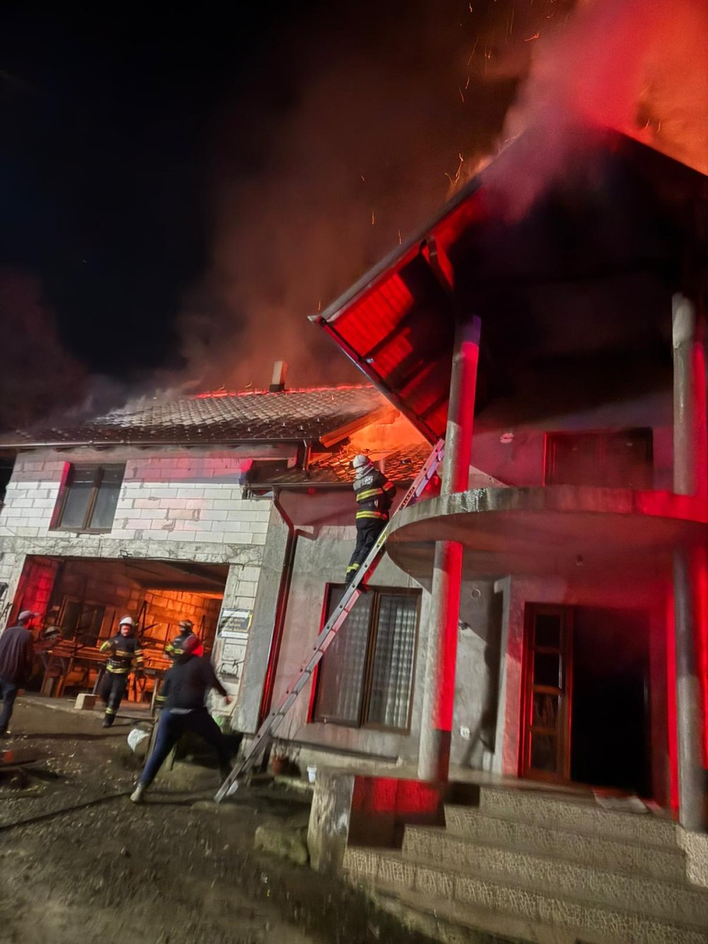 incendiu casa noaptea pompieri (4).jpg