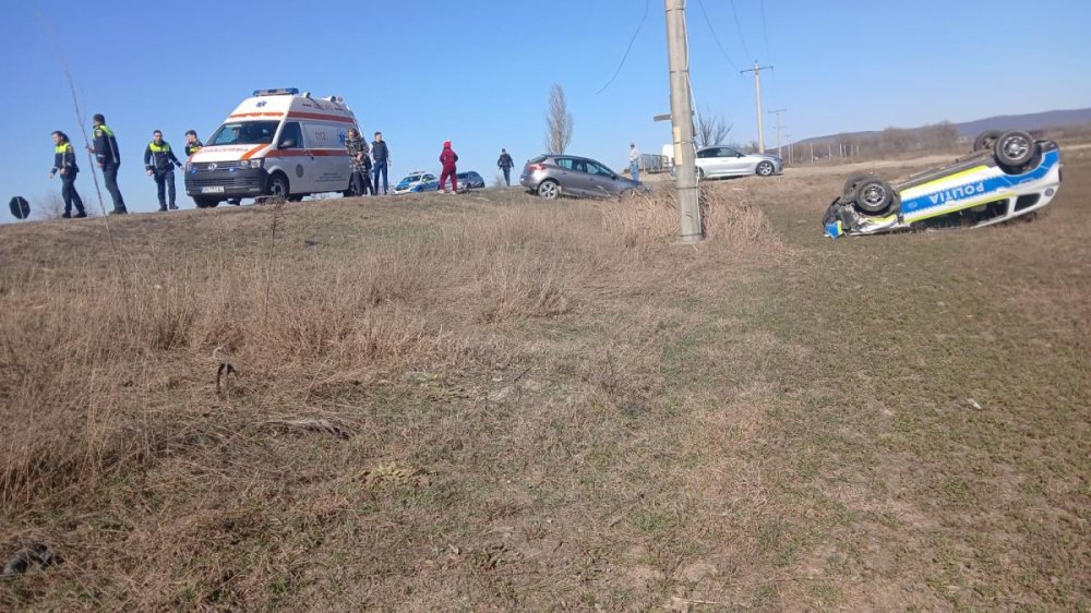 masina politie rasturnata pe camp.jpg