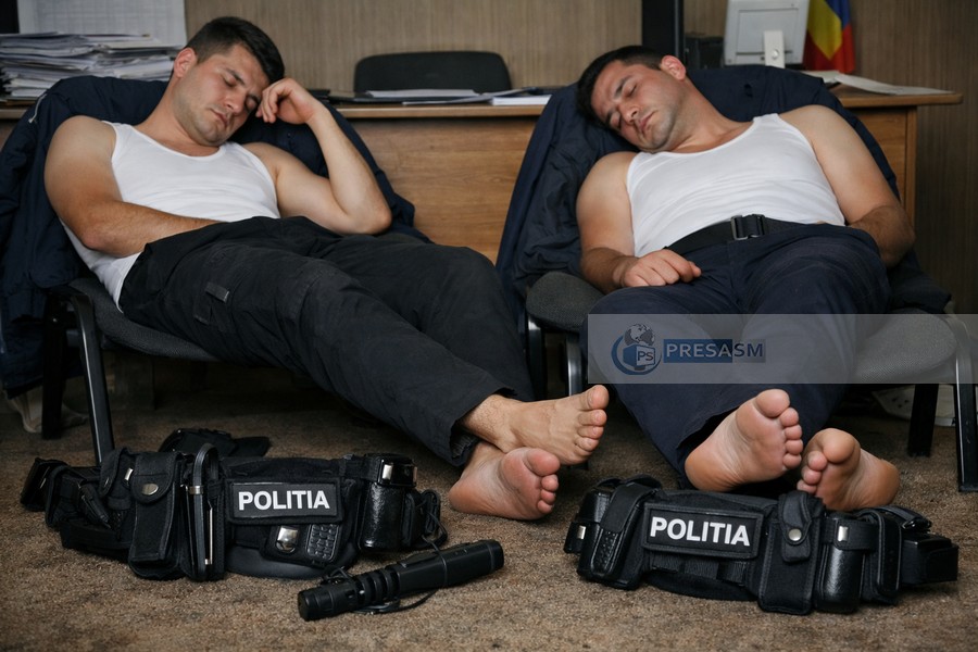 ANCHETĂ | Polițiști surprinși dormind și dezbrăcați în birourile șefilor, în județul Satu Mare  