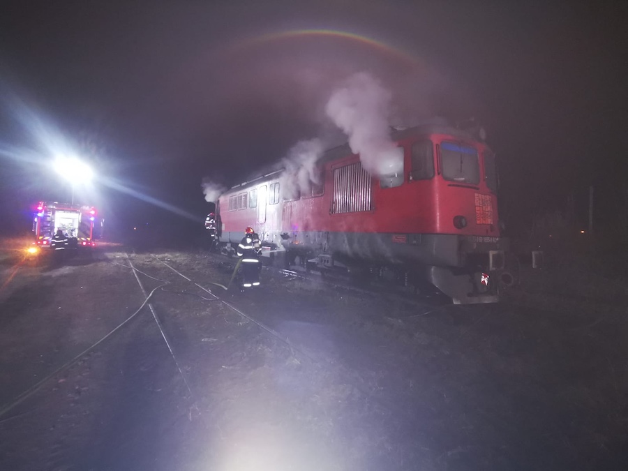 tren locomotiva incendiu noaptea (1).jpeg