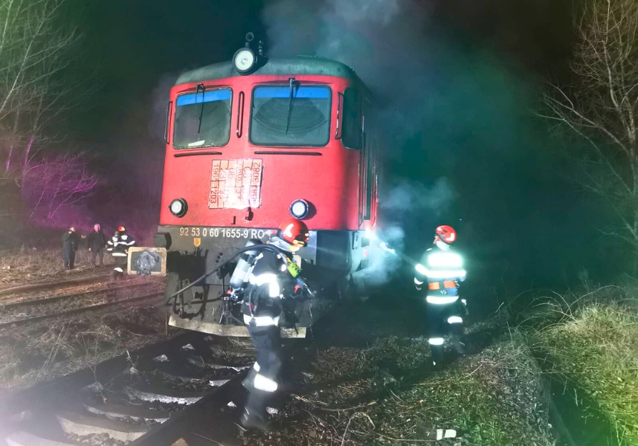 tren locomotiva incendiu noaptea (1).jpg
