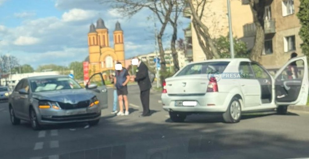FOTO. Accident în Cartierul Micro 17. Impact între două mașini, trafic afectat parțial