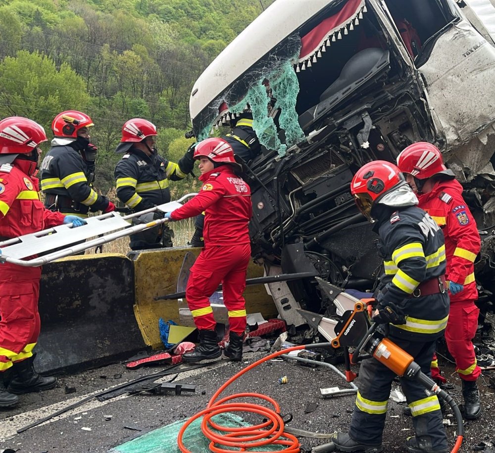 FOTO. Sătmărean rănit într-un accident rutier. Impact puternic între două TIR-uri. A rămas blocat în cabină