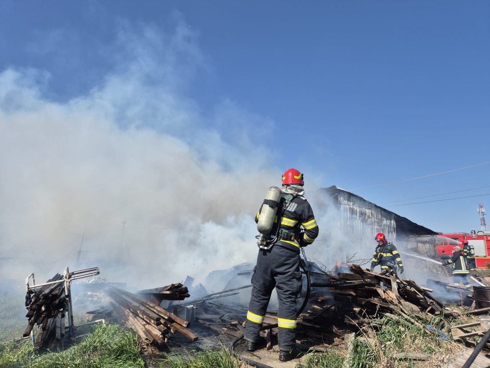 Incendiu la o casă cu risc de propagare la imobilele din jur. Mobilizare a pompierilor