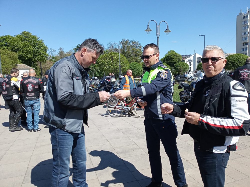 FOTO. Polițiștii sătmăreni, cu ochii pe motociliști și mopediști. Ce mesaj le-au transmis la început de sezon moto